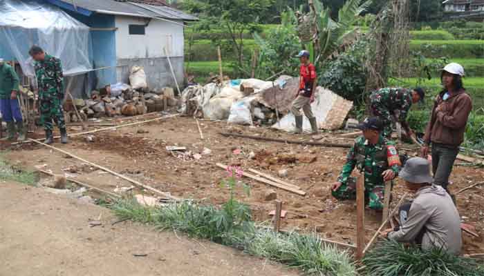 Satgas TMMD ke-127 Kodim 0624/Kabupaten Bandung laksanakan Program Rutilahu Rumah Saefuloh di Desa Cipelah