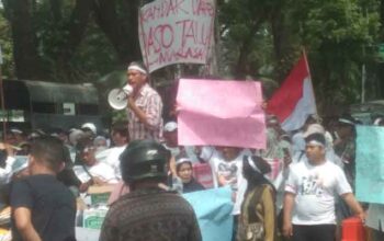 Puluhan PKL Selasar Pasar Raya Padang Demo ke Rumah Dinas Wali Kota