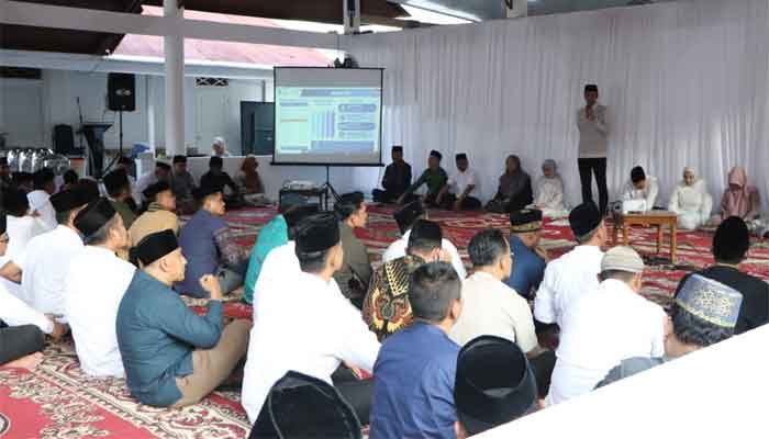 Riyanda Putra didampingi Jeffry Hibatullah sampaikan Refleksi 1 Tahun pengabdian Wali Kota dan Wakil Wali Kota Sawahlunto, saat pelepasan Tim Safari Ramadan di Rumah Dinas Wali Kota