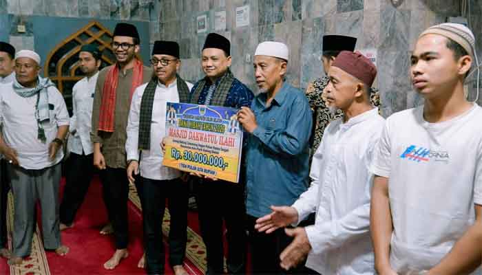 Bupati Solok Selatan, H. Khairunas melaksanakan Safari Ramadan di Masjid Dakwatul Ilahi Jorong Batang Limpauang Nagari Pakan Rabaa Tangah, Kecamatan Koto Parik Gadang Diateh