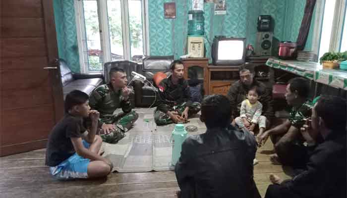Anggota Satgas TMMD ke-127 Kodim 0624/Kabupaten Bandung, Jawa Barat, Sertu Hendri dan Serda Asep, aktif melaksanakan komunikasi sosial (Komsos) bersama masyarakat di Kampung Simpang Gunung Leutik, Desa Cipelah, Kecamatan Rancabali.