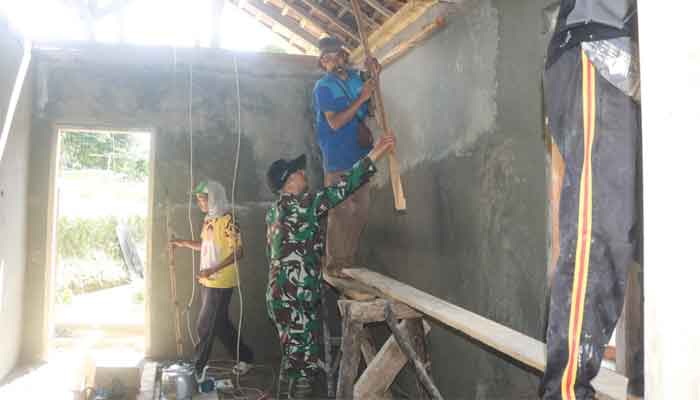 Satgas TMMD ke-127 Kodim 0624/Kabupaten Bandung kerjakan program RTLH di Desa Cipelah