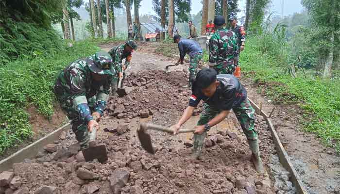 Satgas TMMD ke-127 lakukan pengecoran jalan di Desa Cipelah