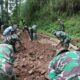 Satgas TMMD ke-127 Kodim 0624/Kabupaten Bandung terus pacu pengecoran jalan di Desa Cipelah, Kecamatan Rancabali