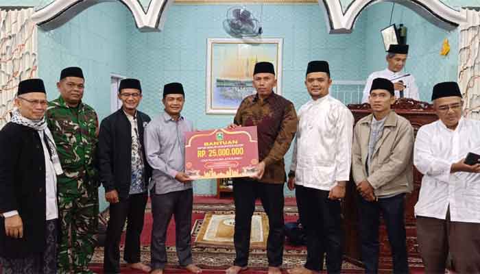 Tim IV Safari Ramadan Kabupaten Solok serahkan bantuan kepada pengurus Masjid Nurul Yaqin Pasar Usang, Nagari Koto Gadang Guguk, Kecamatan Gunung Talang