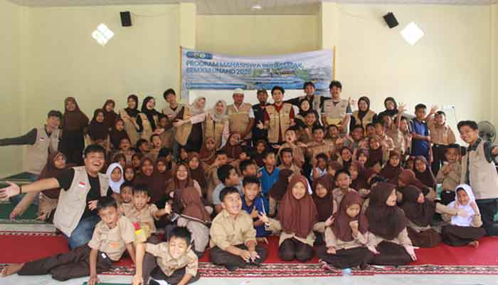Tim Program Mahasiswa Berdampak BEM KM Unand Pulihkan Kondisi Mental dan Psikososial Pascabencana Murid SD Negeri 05 Kayu Pasak Salareh Aia