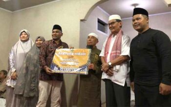 Tim Safari Ramadan 13 Pemko Padangpanjang serahkan bantuan kepada Pengurus Mushala Nurul Falah Tanah Hitam