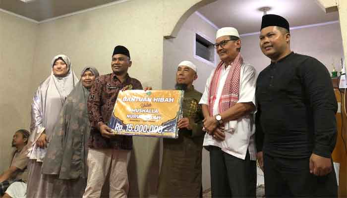Tim Safari Ramadan 13 Pemko Padangpanjang serahkan bantuan kepada Pengurus Mushala Nurul Falah Tanah Hitam