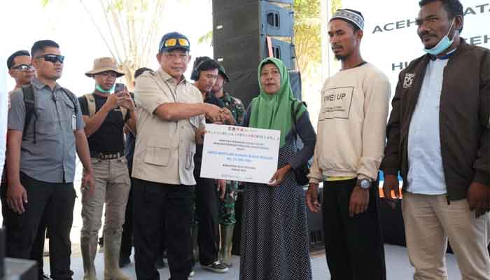 Kasatgas PRR Pascabencana Sumatera, Muhammad Tito Karnavian menghadiri penyerahan bantuan perbaikan rumah rusak ringan (RR) dan rusak sedang (RS) secara serentak dari Kabupaten Aceh Tamiang, Aceh