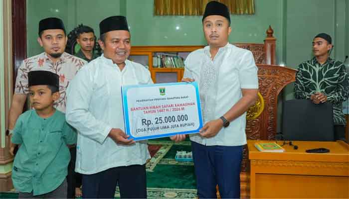 Wagub Sumbar, Vasko Ruseimy Serahkan Bantuan untuk Pembangunan Masjid Nurul Islam Limapuluh Kota