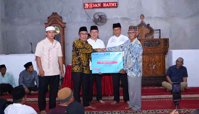 Wali Kota Payakumbuh, Zulmaeta serahkan bantuan Tim Safari Ramadan kepada Pengurus Masjid Muttahidin Kelurahan Parambahan