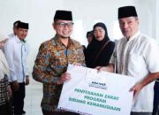 Wawako Ibnu Asis Serahkan Zakat kepada 175 Mustahik Kota Bukittinggi