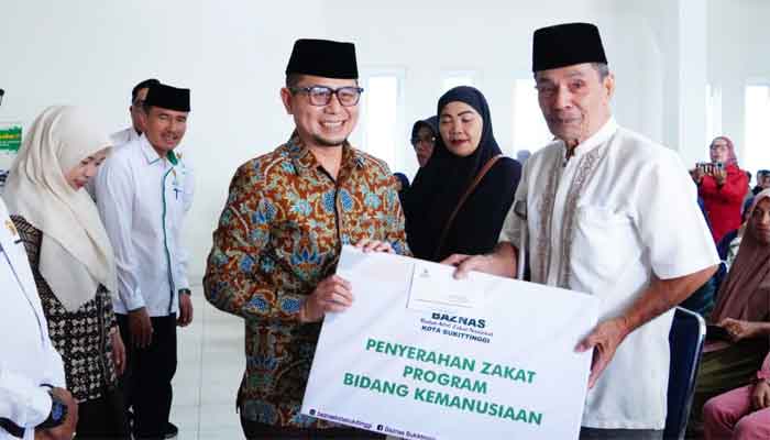 Wawako Ibnu Asis Serahkan Zakat kepada 175 Mustahik Kota Bukittinggi