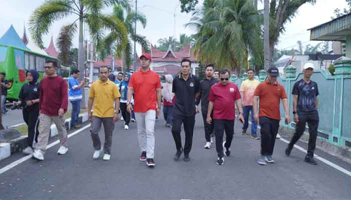 Bupati Benny Dwifa Yuswir saat Car Free Day (CFD) di Lapangan Prof. M. Yamin, Muaro Sijunjung