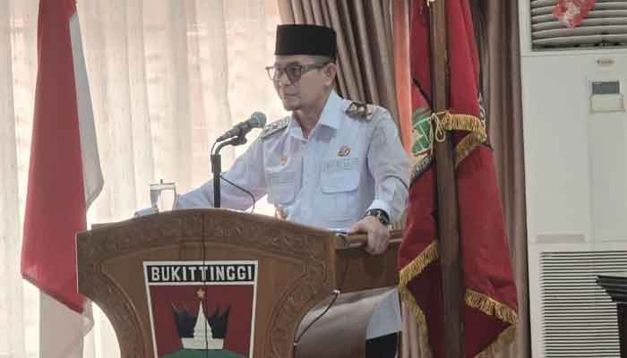 Wakil Wali Kota Bukittinggi, Ibnu Asis, sampaikan jawaban Wali Kota terhadap pandangan umum fraksi DPRD.