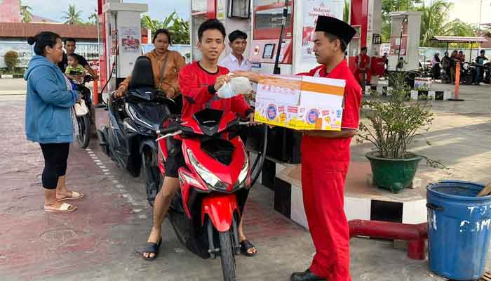 Pertamina Patra Niaga Regional Sumbagut berbagi takjil gratis kepada konsumen