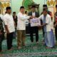 Wali Kota Payakumbuh, Zulmaeta menyerahkan bantuan untuk Pembangunan Masjid Nurul Jannah di Kelurahan Tigo Koto Dibaruah, Payakumbuh Utara, dalam kunjungan Tim I Safari Ramadan.