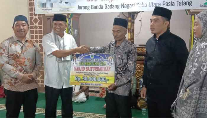 Tim IV Safari Ramadan Pererat Silaturahmi dengan Warga Sako Utara Pasia Talang di Masjid Baiturrahman 1 Tim IV Safari Ramadan Kabupaten Solok Selatan serahkan bantuan kepada pengurus Masjid Baiturrahman Jorong Banda Gadang, Nagari Sako Utara Pasia Talang
