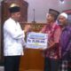 Wawako Payakumbuh, Elzadaswarman serahkan bantuan kepada pengurus Masjid Al Mukarramah Padang Tinggi Piliang saat Safari Ramadan