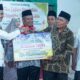 Wabup Solok Selatan, Yulian Efi serahkan bantuan kepada pengurus Musala Taqwa Bangko Tangah