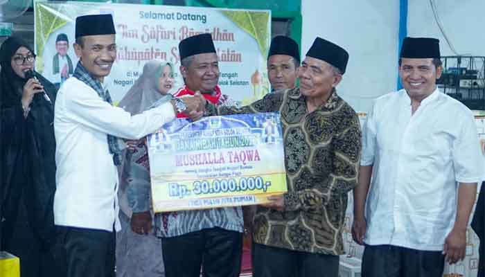 Wabup Solok Selatan, Yulian Efi serahkan bantuan kepada pengurus Musala Taqwa Bangko Tangah