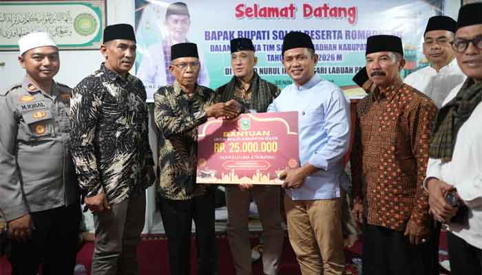 Bupati Solok, Jon Firman Pandu serahkan bantuan kepada Pengurus Masjid Nurul Ihsan Nagari Labuah Panjang dalam kegiatan safari ramadan