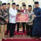 Bupati Solok, Jon Firman Pandu serahkan bantuan Tim I Safari Ramadan kepada pengurus Masjid Nurul Dakwah, Jorong Sawah Sudut, Nagari Muara Panas, Kecamatan Bukit Sundi