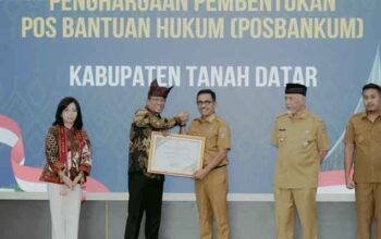 Dukung Pembentukan Posbankum Nagari, Bupati Solok Selatan Terima Penghargaan dari Menteri Hukum