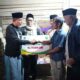 Bupati Solok, Jon Firman Pandu menyerahkan bantuan rumah layak huni kepada salah seorang warga Nagari Gantung Ciri