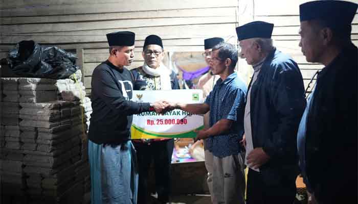 Sahur Bersama Masyarakat Nagari Gantung Ciri, Bupati Solok Juga Serahkan Bantuan Rumah Layak Huni