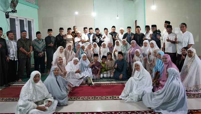 Bupati Solok, Jon Firman Pandu bersama jemaah salat subuh Mushala Al Mukhlisin Pandan Puti Nagari Selayo