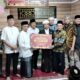 Wakil Bupati Solok, H. Candra serahkan bantuan Tim Safari Ramadan kepada Pengurus Masjid Darul Hikmah Koto Gadang Nagari Talang