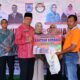 Wakil Wali Kota Elzadaswarman menyerahkan paket sembako kepada pekerja rentan ekonomi dalam program Dharma Wanita Persatuan (DWP) Kota Payakumbuh Berbagi dan Peduli