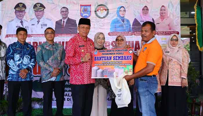 DWP Kota Payakumbuh Salurkan 125 Paket Sembako kepada Pekerja Rentan Ekonomi