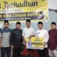 Wakil Ketua DPRD Provinsi Sumatera Barat, Iqra Chissa Putra serahkan bantuan saat Safari Ramadan di Musala Abdullah, Kelurahan Batipuh Panjang, Kecamatan Koto Tangah, Kota Padang