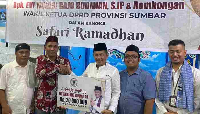 Wakil Ketua DPRD Sumbar, Evi Yandri Dt Rajo Budiman, menyerahkan bantuan sebesar Rp20 juta untuk pembangunan Musala Nur Ishlah di Kelurahan Sawahan Timur, Kecamatan Padang Timur, Kota Padang