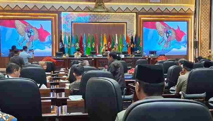 Rapat paripurna penyampaian Laporan Keterangan Pertanggungjawaban (LKPJ) yang digelar di ruang sidang utama DPRD Sumbar