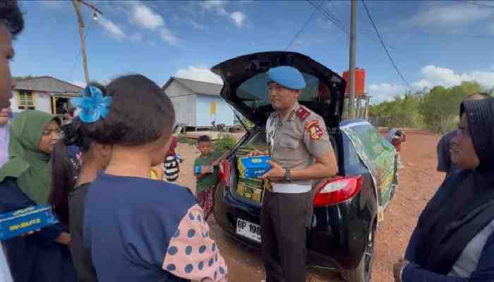 Zulhamsyah Putra bersama Awak Media Bagikan Takjil di Kota Tanjungpinang