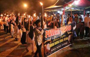 Nyala Obor Iringi Takbir Idul Fitri di Bintan