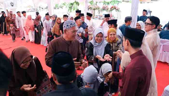 masyarakat Bintan antusias berbondong-bondong silaturahmi ke kediaman Wakil Bupati Bintan, Deby Maryanti di Kolong Nam, Kijang, Kecamatan Bintan Timur
