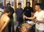 Warga bersama Anggota Polsek Sungai Rumbai dan Satres Narkoba Polres Dharmasraya Amankan Pengedar Sabu-sabu di Jorong Ranah Bakti, Nagari Koto Besar, Kecamatan Koto Besar, Kabupaten Dharmasraya