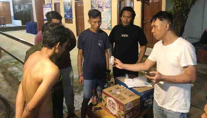 Warga bersama Anggota Polsek Sungai Rumbai dan Satres Narkoba Polres Dharmasraya Amankan Pengedar Sabu-sabu di Jorong Ranah Bakti, Nagari Koto Besar, Kecamatan Koto Besar, Kabupaten Dharmasraya