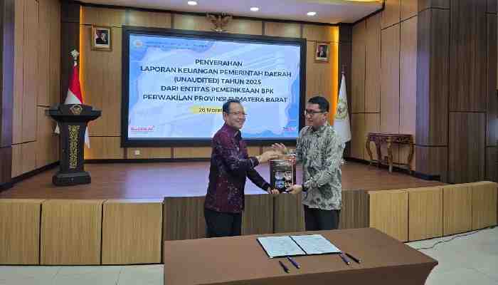 Wako Payakumbuh, Zulmaeta Serahkan Laporan Keuangan Pemerintah Daerah 2025