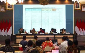 Sekdako Payakumbuh, Rida Ananda dalam rapat Rapat Koordinasi Monitoring dan Evaluasi Penggunaan TKD di Padang