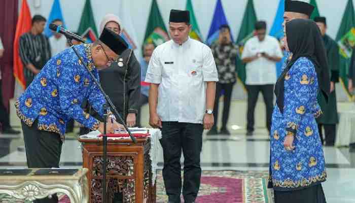 Sekdaprov Sumbar Lantik 44 Pejabat Administrator dan Pengawas Hasil Manajemen Talenta 1 Sekdaprov Sumbar, Arry Yuswandi melantik 44 pejabat administrator dan pengawas di lingkungan Pemerintah Provinsi