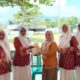 Kabid IGTK Dinas Pendidikan dan Kebudayaan Kabupaten Limapuluh Kota, Yollanda Fery serahkan bantuan Sembako kepada guru honor