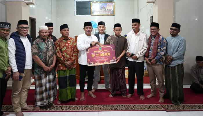 Bupati Solok, Jon Firman Pandu serahkan bantuan kepada Pengurus Masjid Nurul Huda Air Sonsang, Nagari Air Dingin usai berbuka puasa bersama