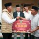 Bupati Solok, Jon Firman Pandu serahkan bantuan kepada pengurus Masjid Baiturrahiem Jorong Cubadak Nagari Air Dingin, dalam kunjungan Safari Ramadan 1447 H