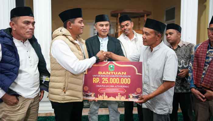 Bupati Solok, Jon Firman Pandu serahkan bantuan kepada pengurus Masjid Baiturrahiem Jorong Cubadak Nagari Air Dingin, dalam kunjungan Safari Ramadan 1447 H