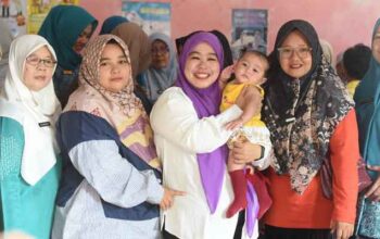 Intensifkan Penanganan KLB Campak, Ketua TP PKK Sijunjung Tinjau ORI di Posyandu Melati Jorong Ganting